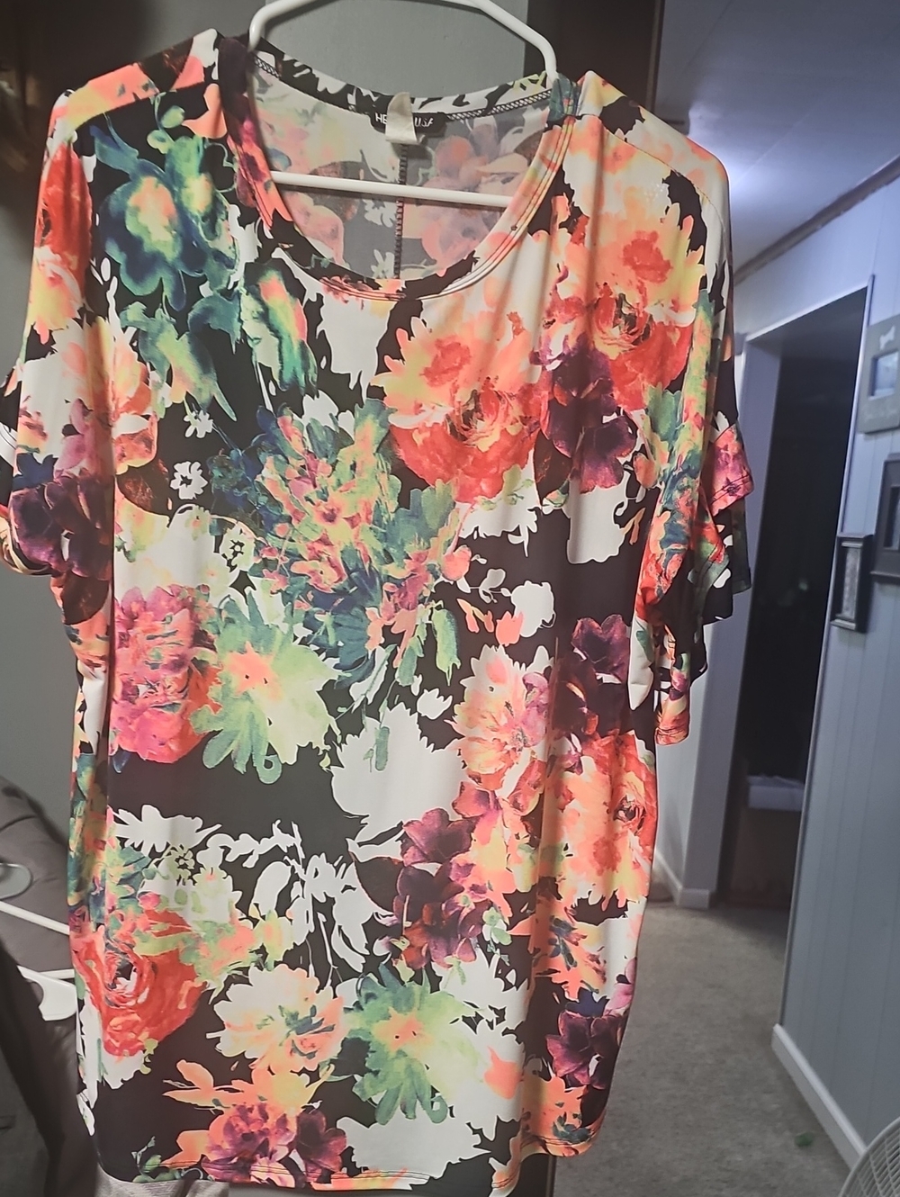 Women's Short-Sleeve Floral Scoop Neck Top in Multicolor by